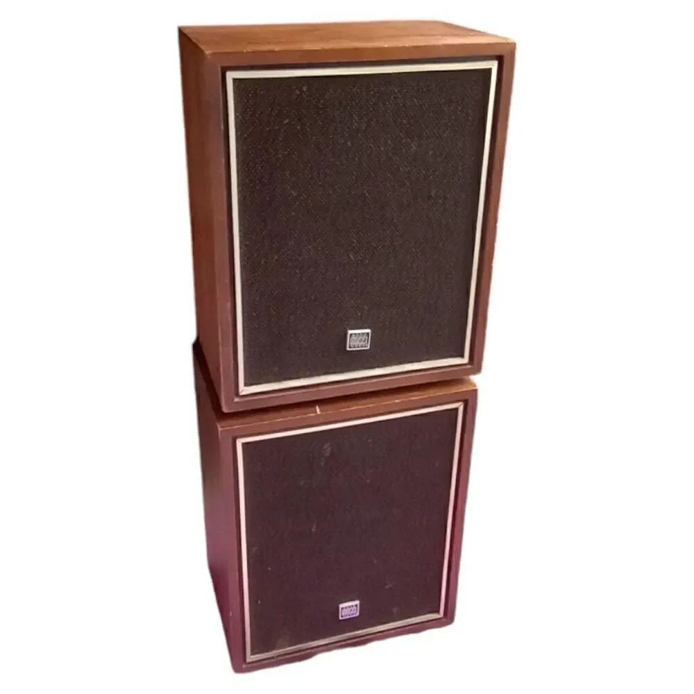 Set of two vintage Ross bookshelf speakers.
